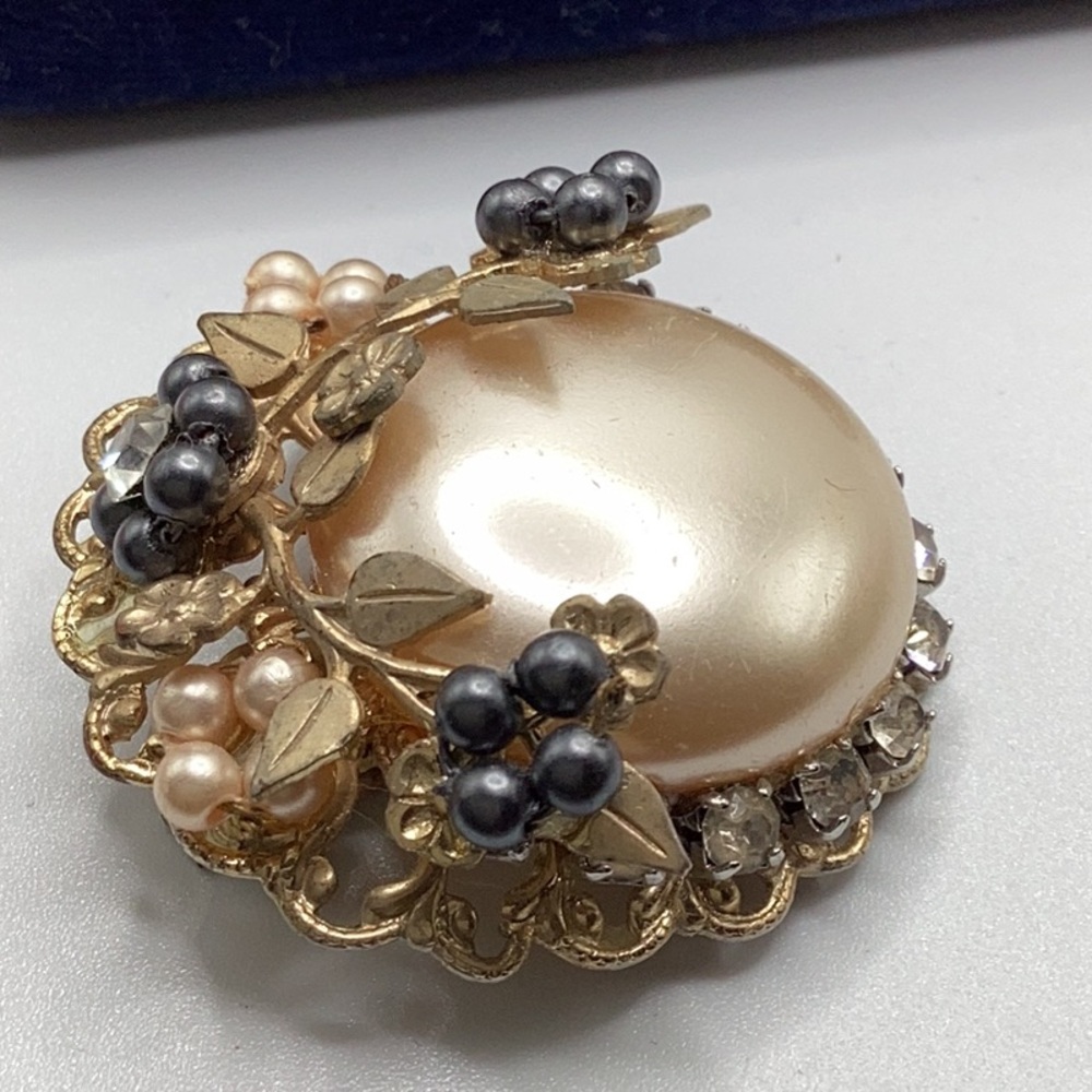 Faux Pearls and Rhinestones Clip on Vintage Earrings - Picture 4 of 5